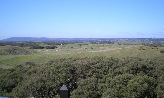 St. Andrews Beach Cottage | Pirongia Villa, high on a hill, beach is 200m walk away.