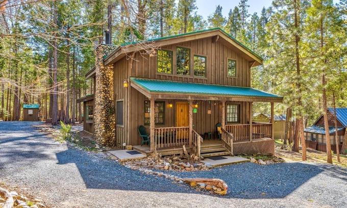 North Wawona House | Place to Call Home - Cabin INSIDE Yosemite! - Dog Friendly!