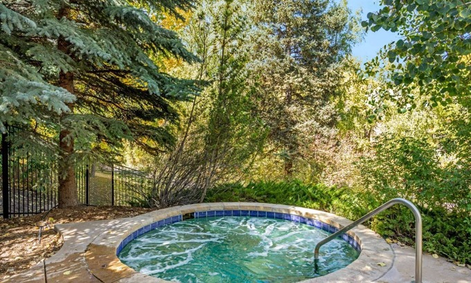 Avon Condo | Plan Ahead to Winter! Charming 2BR Condo with Hot Tub for After a Day Out in Beaver Creek!