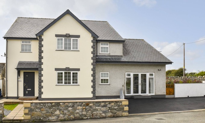 Ty Croes Cottage | PLAS BACH, pet friendly, country holiday cottage in Aberffraw