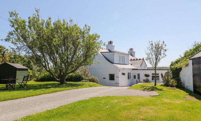 Rhoscolyn Cabin | Plas Rhyd Y Bont Cottage, TREARDDUR BAY