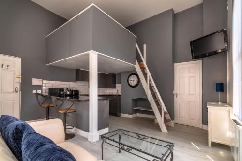 Hull Old Town Apartment | PLATFORM City Studio with Parking
