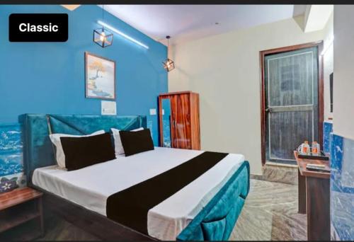 Sector 27 Hotel | PLAY GLORY SEC-18 couple friendly