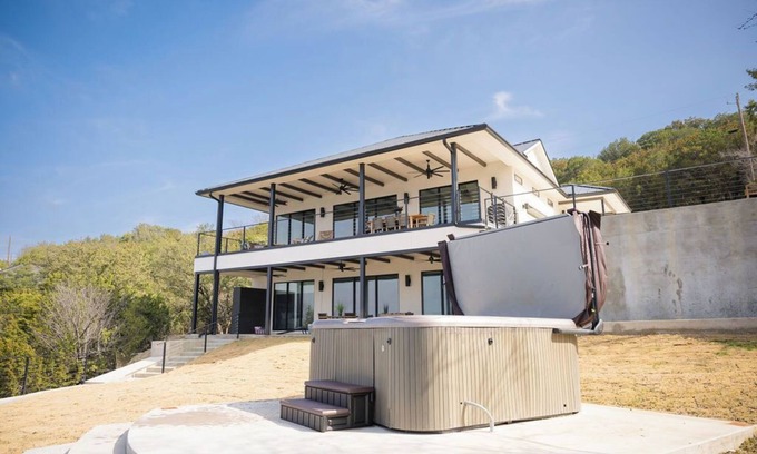 Graford House | Playin Possum! NEW, Modern 5 Bed 4.5 Bath Retreat with Dock, 2 Balconies, HotTub