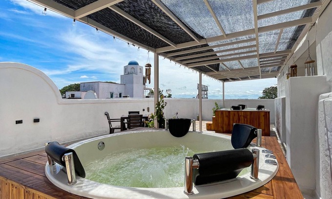 Puerto Triunfo Cabin | Plaza Blanca está ubicado en el Corazón del Santorini Colombiano.