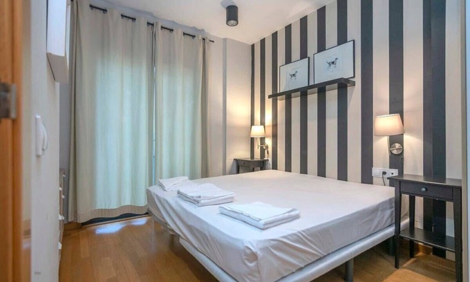 La Nova Esquerra de l'Eixample Apartment | Plaza España 2 bedroom with balcony
