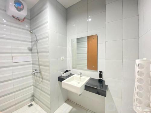 Dago Apartment | Pleasant 1BR Deluxe at Dago Suites Apartment near ITB By Travelio