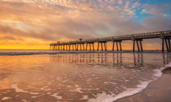 Jacksonville Beach Apartment | Pleasant 2 BD rental 1.5 Blocks from the beach.