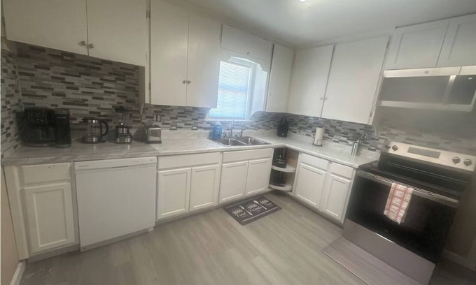 Midland House | Pleasant 2-bedroom house with AC in charming Midland