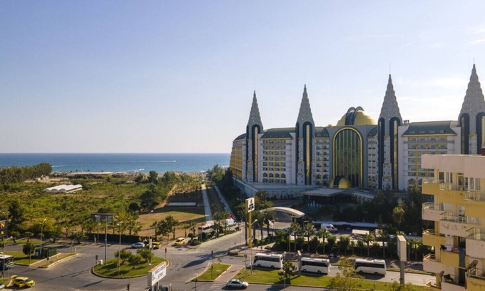 Lara Apartment | Pleasant Apartment with Balcony in Aksu