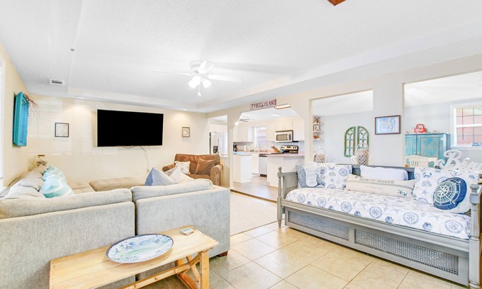 Tybee Island House | Pleasant beach home with central AC, deck & work space - walk to beach & dining