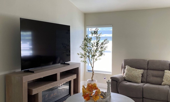 Trafalgar House | Pleasant beautiful and cozy 3-bedrooms 2 bathrooms entire house in Cape Coral.