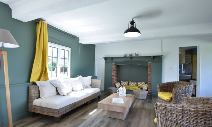 Asnieres Cottage | Pleasant Cottage in Asnières with Terrace