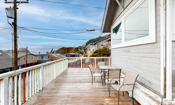 Oceanside House | Pleasant dog-friendly house w/panoramic views - short walk to the beach