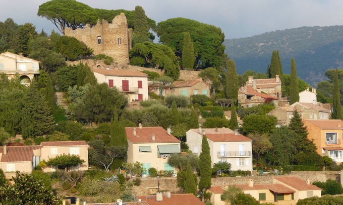Bormes-Les-Mimosas Apartment | Pleasant garden level, unobstructed view 2 minutes' walk from stores and restaurants