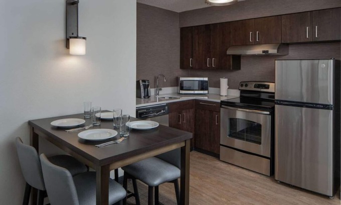 Fairfax Apartment | Pleasant Stay! Free Breakfast, Pets Allowed, Near Manassas National Battlefield!