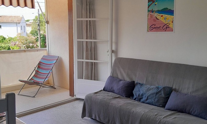 Saint-Cyr-sur-Mer Apartment | Pleasant T2 equipped balcony in quiet 5 min walk from the sandy beach B83270j