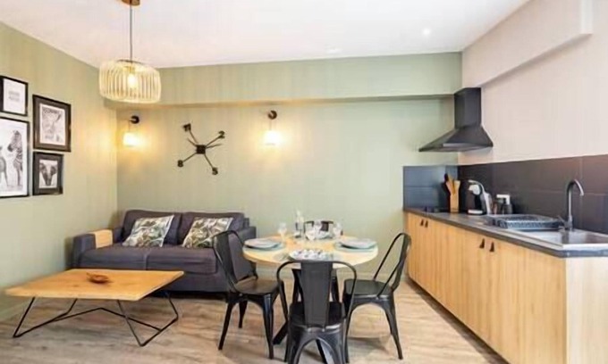 Doue-la-Fontaine House | Pleasant town house with terrace near zoo