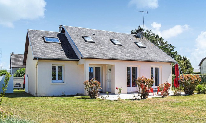Pirou House | Pleasant vacation accommodation 400 meters from the sandy beach.