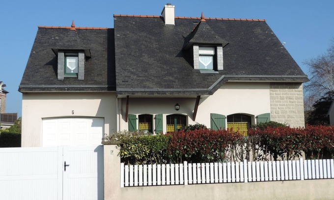 Fouesnant Villa | Pleasant villa in the center of Beg Meil on enclosed garden - 3 bedrooms - Quiet