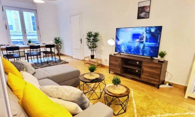 Downtown Angers Apartment | Plein center 8pers 4ch 2sdb, Terrace, billiard table