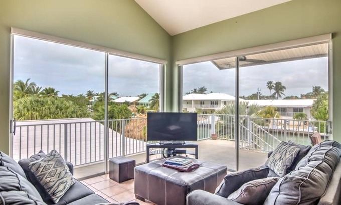 Key Colony Beach House | Plentiful. Key Colony Beach 4 bedroom with 37 Ft Dock, Pool Club. Sleeps 10
