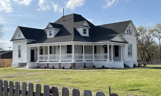Davis House | Plenty of space to relax! Near Turner falls, the lake & Crossbar Ranch. Sleeps 6