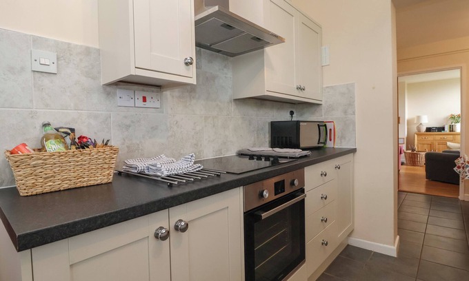 Wollerton Cottage | PLOUGHMANS COTTAGE, pet friendly in Weston-Under-Redcastle