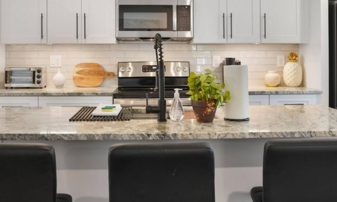 East Side Apartment | Plush Pad | Style, Convenience & Comfort