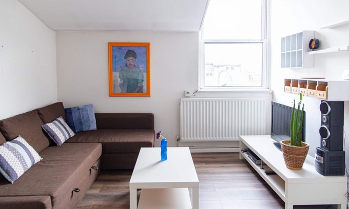 Coldharbour Apartment | Plush Stay for Four in Central Brixton