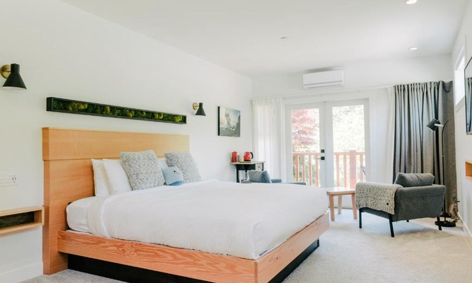Ucluelet Hotel | Pluvio restaurant and rooms