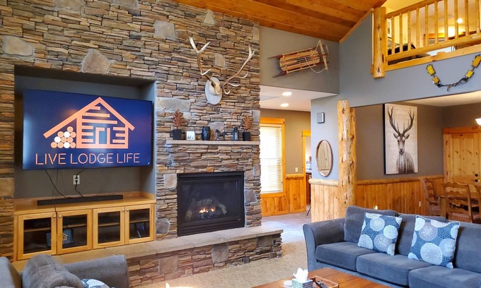 Sunriver Cabin | PNW Luxe Lodge- 4 Suites, Game Rm, Loft, 12xSHARC, Bikes, Hot Tub, Big Deck, ADA
