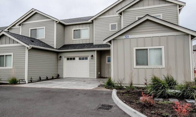 Sedro-Woolley House | PNW Modern Town House, Unit D