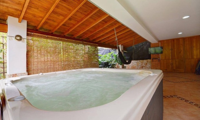 El Castillo House | POBLADO LUX JACUZZI VILLA