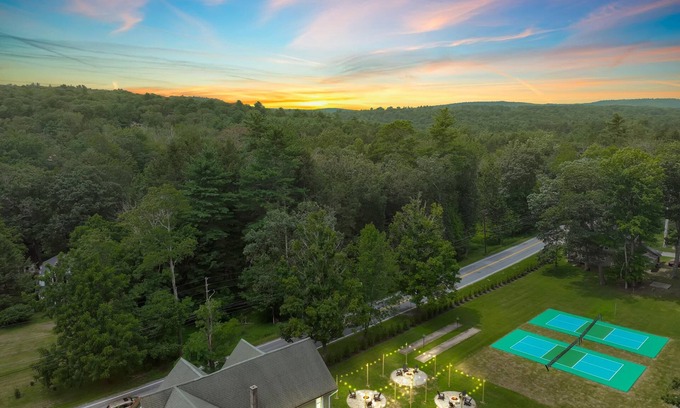 Canadensis House | Pocono Modern | Firepit | Starry Sky | Pets OK