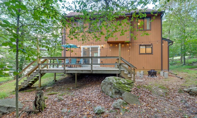 Tobyhanna Cabin | Poconos Cabin: Serene Deck, Fire Pit & Game Room