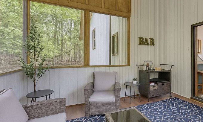 Tobyhanna Hotel | Poconos Hideaway - Woods & Wildlife