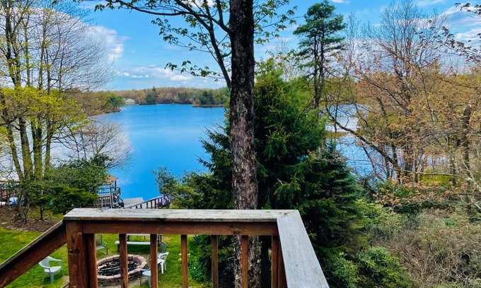 Long Pond House | Poconos Lake House Near Ski Resort