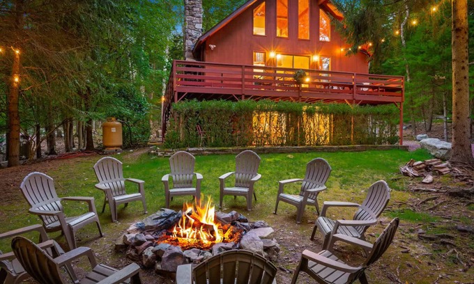 Lake Harmony Estates House | Poconos Speakeasy | Hot Tub, Dog-Friendly Near Ski