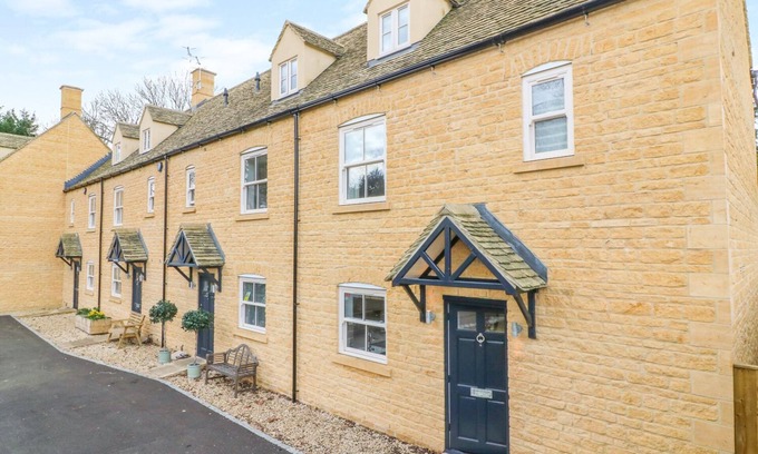 Bourton House | POETS CORNER, family friendly, with a garden in Bourton-On-The-Water