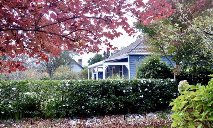 Wentworth Falls House | Poet’s Cottage Fireplace, Spa Bath + Scenic Treks