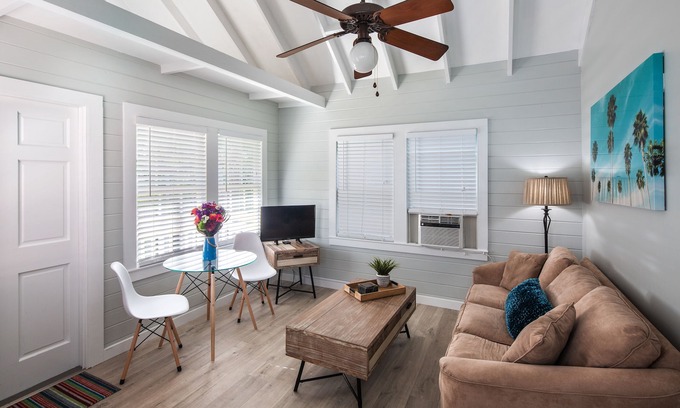 Key West Historic District House | ~ POINCIANA TREETOP ~ Casual second floor duplex 2 blocks from Duval Street!