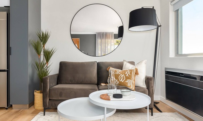 Green Point Apartment | Point Break | Sleek Studio | Mountain Views