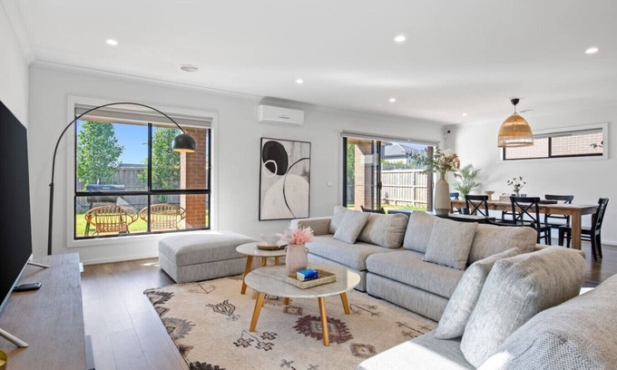 Point Cook House | Point Cook's Spacious and Comfy 4BR/2.5B Haven!