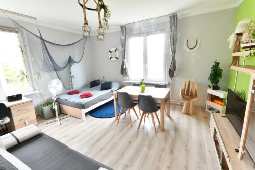 Gdynia House | Pokój w apartamencie dwupokojowym ze współdzieloną kuchnią i łazienką