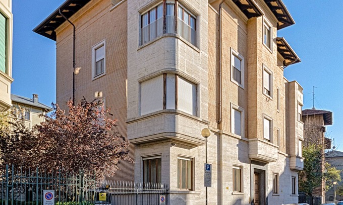 Crocetta Apartment | Politecnico and Central Turin with private parking - residential area