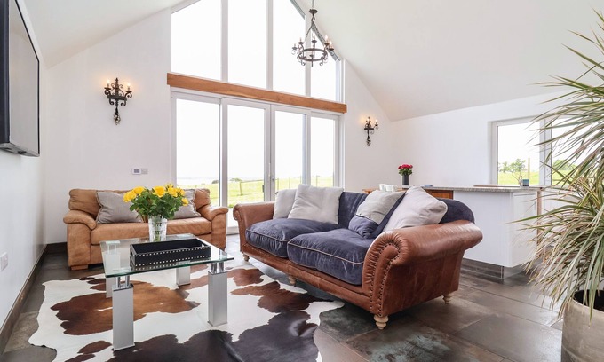 Martlesham Heath Cottage | POLLY'S ANNEXE, family friendly, with hot tub in Levington