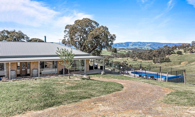 Kilmore East House | Poloma Farm Stay - Scenic Country Escape