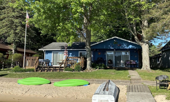 Central Lake Cottage | Polski Cottages on Intermediate Lake