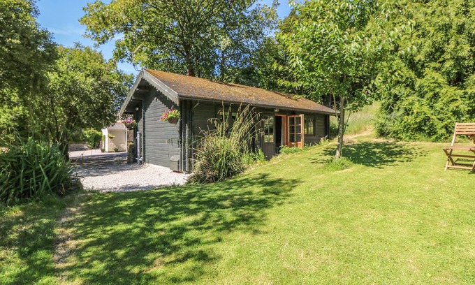Mabe Cottage | POND CABIN, pet friendly, with a garden in Truro